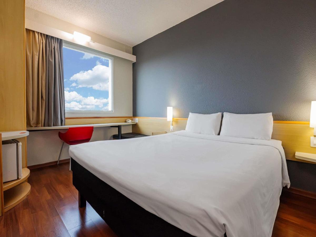 Quarto de casal com cama de casal